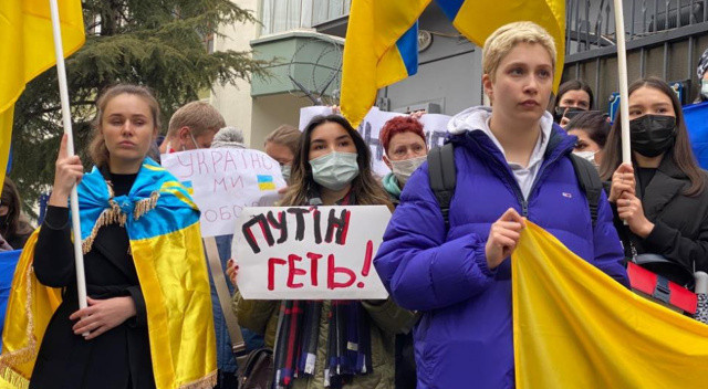 Türkiye'de yaşayan Ukraynalılar'dan protesto: Putin Ukrayna'dan git Türkiye'de yaşayan Ukraynalılar'dan protesto: Putin Ukrayna'dan git