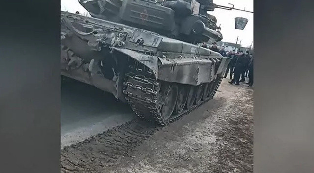 Ukrayna’da siviller Rus tankına geçit vermedi Ukrayna’da siviller Rus tankına geçit vermedi