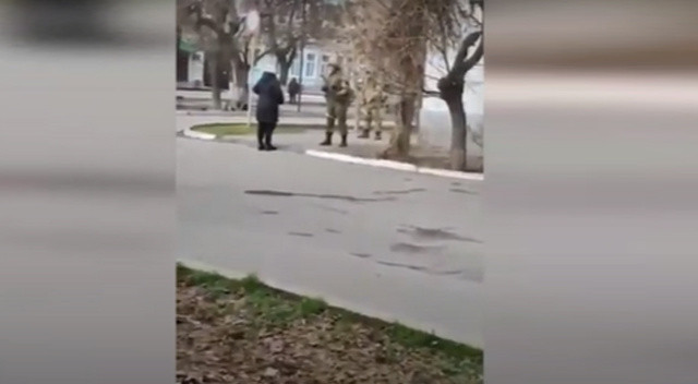 Ukraynalı kadın vatandaştan Rus askere zorlu soru Ukraynalı kadın vatandaştan Rus askere zorlu soru