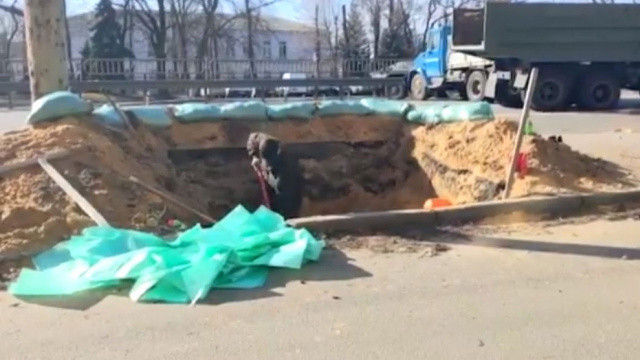 Ukraynalılar Rus işgaline karşı hendek kazmaya başladı