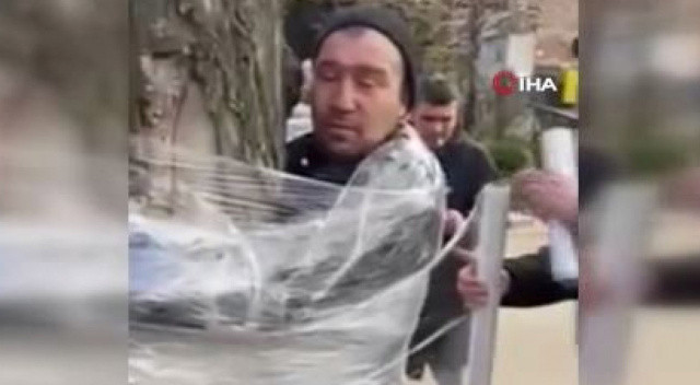Ukraynalılar yakaladıkları Rus vatandaşını ağaca bağladı Ukraynalılar yakaladıkları Rus vatandaşını ağaca bağladı