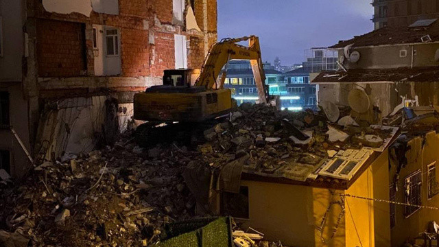Üsküdar’da patlama yaşanan bina iş makinalarıyla yıkıldı