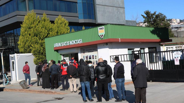 Vatandaşlar akın etti: 5 litrelik ayçiçek yağının fiyatını duyan koştu Vatandaşlar akın etti: 5 litrelik ayçiçek yağının fiyatını duyan koştu