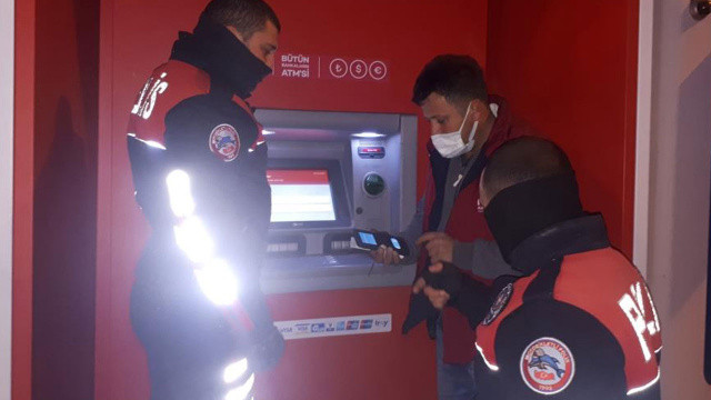 Yarım saatte 90 bin lira kaybetti, 100 lira daha gidecekken polis yetişti Yarım saatte 90 bin lira kaybetti, 100 lira daha gidecekken polis yetişti
