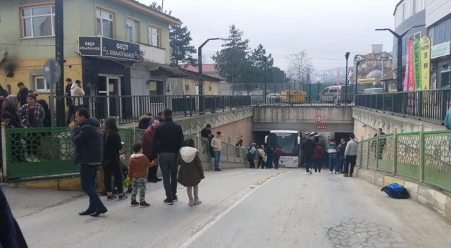 Yolcu otobüsü alt geçitte sıkıştı