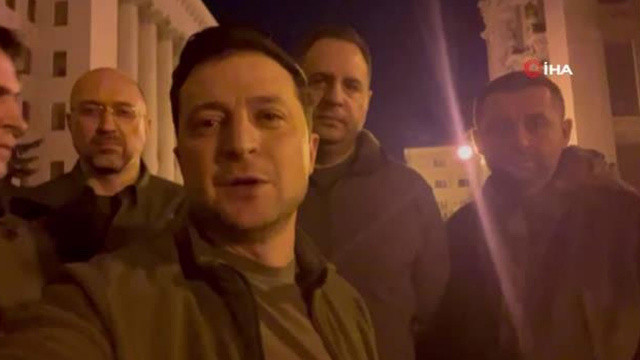 Zelenskiy&#039;den gövde gösterisi: Buradayız, bağımsızlığımızı ve devletimizi koruyoruz