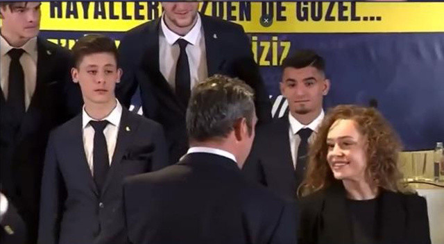 Ali Koç sordu, herkes kahkahaya boğuldu! İmza töreninde ilginç anlar Ali Koç sordu, herkes kahkahaya boğuldu! İmza töreninde ilginç anlar