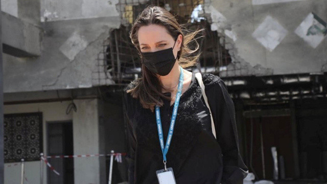 Angelina Jolie Yemen'de: Barışa umutsuzca ihtiyaç duyanlar için buradayım Angelina Jolie Yemen'de: Barışa umutsuzca ihtiyaç duyanlar için buradayım