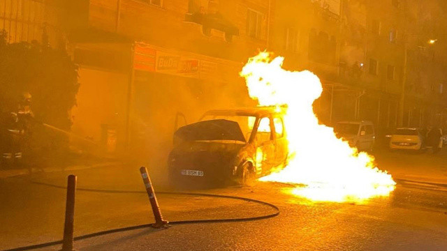 Aracı bir anda alev topuna döndü, canını zor kurtardı Aracı bir anda alev topuna döndü, canını zor kurtardı