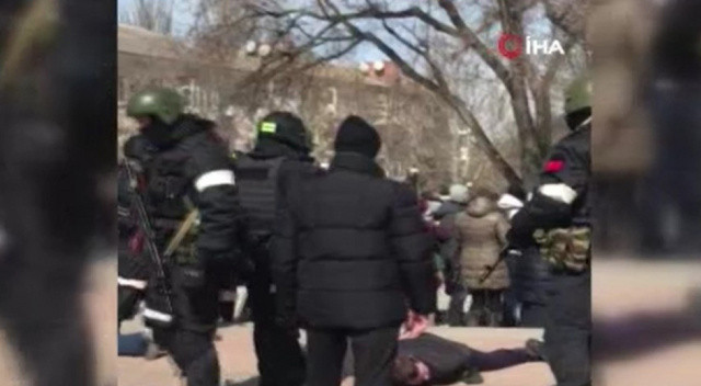 Aralarında çok sayıda kadın vardı! Rus askerlerinden darplı gözaltı