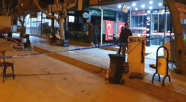 Ayrıldığı genç kız ile yanındaki erkek arkadaşının birlikte yemek yediğini görünce gözü döndü Ayrıldığı genç kız ile yanındaki erkek arkadaşının birlikte yemek yediğini görünce gözü döndü