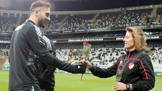 Beşiktaşlı futbolcular hakemi gülle karşıladı Beşiktaşlı futbolcular hakemi gülle karşıladı