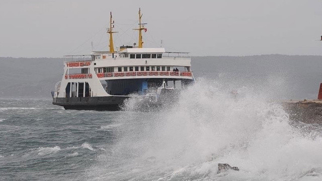 Bozcaada ve Gökçeada feribot seferlerine fırtına engeli Bozcaada ve Gökçeada feribot seferlerine fırtına engeli