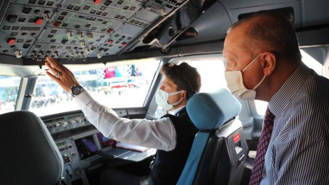 Cumhurbaşkanı Erdoğan kokpite geçti: Pilotlara merak ettiklerini bir bir sordu Cumhurbaşkanı Erdoğan kokpite geçti: Pilotlara merak ettiklerini bir bir sordu