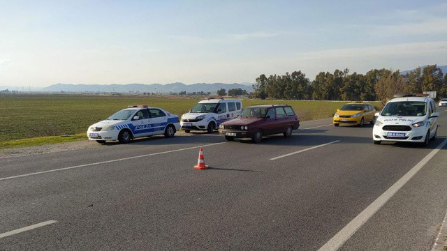 Dehşet anları! Eşine kızdı, kendini arabadan attı Dehşet anları! Eşine kızdı, kendini arabadan attı