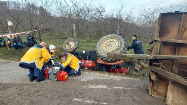 Devrilen traktörün altında kaldı, sürücü olay yerinde hayatını kaybetti Devrilen traktörün altında kaldı, sürücü olay yerinde hayatını kaybetti