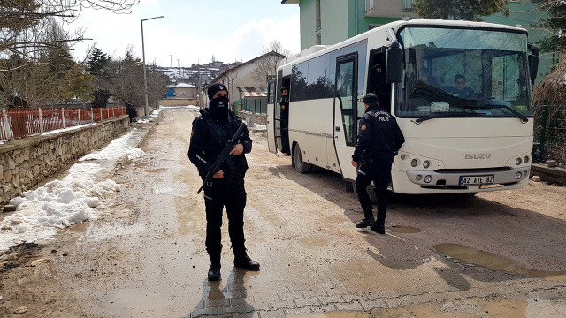 Doktorun müdahale ettiği yaralıyı silahla öldürdü