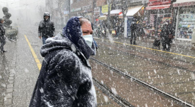 Eskişehir'de kar yağışı görenleri şaşırttı Eskişehir'de kar yağışı görenleri şaşırttı