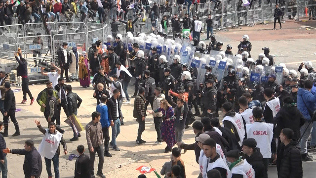 HDP&#039;nin nevruz etkinliğinde polise saldırı: 15 memur yaralandı