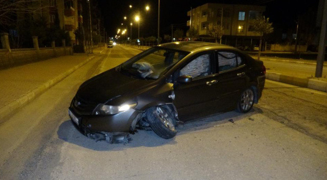 Hurdaya dönen otomobilden burnu bile kanamadan kurtuldu Hurdaya dönen otomobilden burnu bile kanamadan kurtuldu