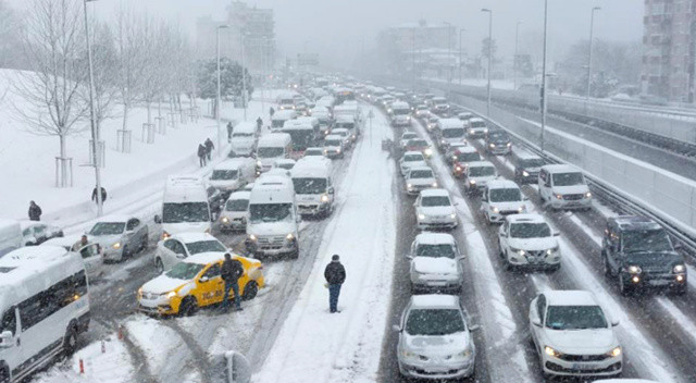 İstanbul'da yollar buz pistine döndü, vatandaş zor anlar yaşadı İstanbul'da yollar buz pistine döndü, vatandaş zor anlar yaşadı