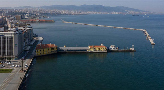 İzmir’de deniz suyu çekildi, tarihi iskele geçici olarak kapatıldı İzmir’de deniz suyu çekildi, tarihi iskele geçici olarak kapatıldı