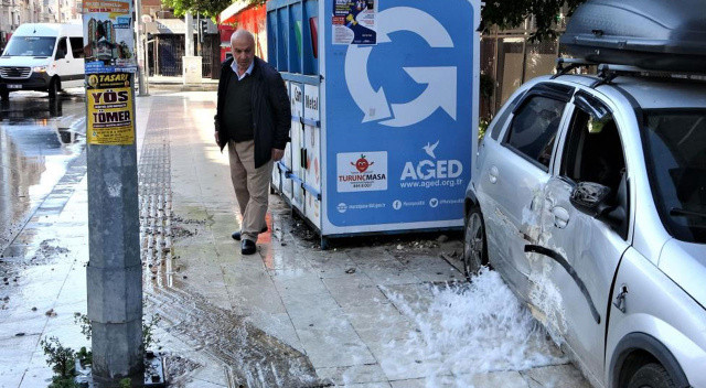 Kaza yapan araç su borusuna çarpınca etrafa şelale gibi su aktı