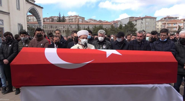 Kazara kendini vuran polis memuru toprağa verildi Kazara kendini vuran polis memuru toprağa verildi