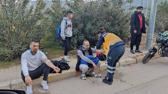 Maçtan çıkan futbolcular kaza yaptı, 5'i yaralandı Maçtan çıkan futbolcular kaza yaptı, 5'i yaralandı