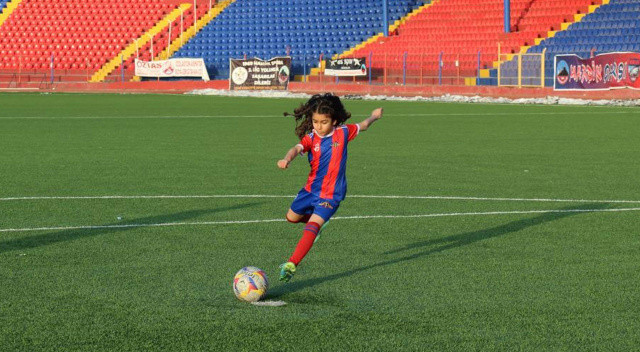 Mardinli minik Ronaldinho sahada devleşiyor Mardinli minik Ronaldinho sahada devleşiyor