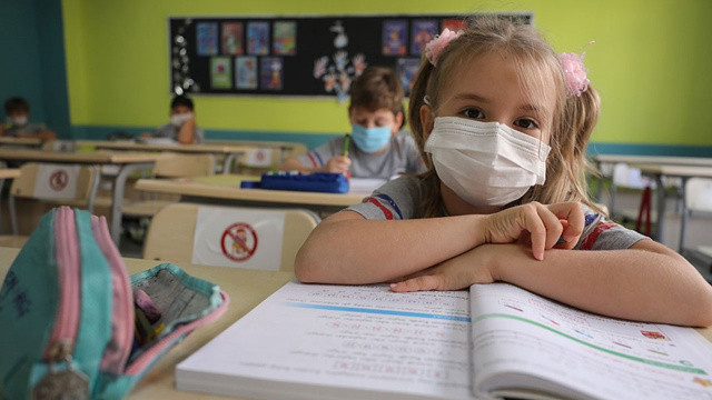 MEB yeni rehberi yayımladı: Okullarda Covid-19 önlemleri değişti MEB yeni rehberi yayımladı: Okullarda Covid-19 önlemleri değişti