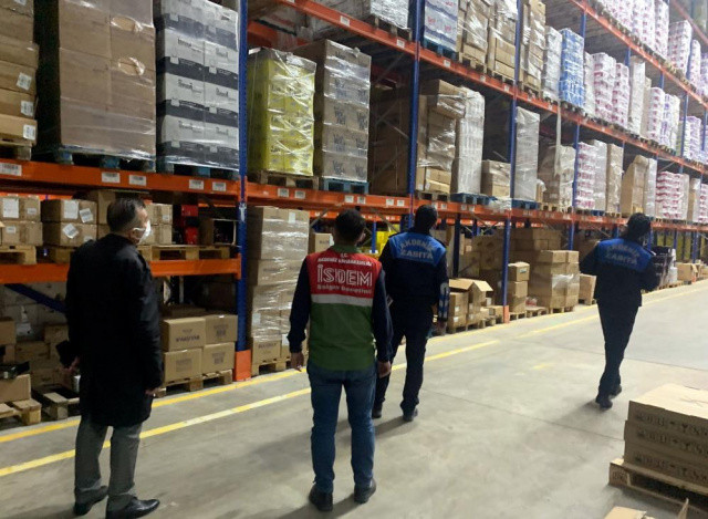Mersin'de stokçuluk baskını: Marketlere ceza yağdı Mersin'de stokçuluk baskını: Marketlere ceza yağdı