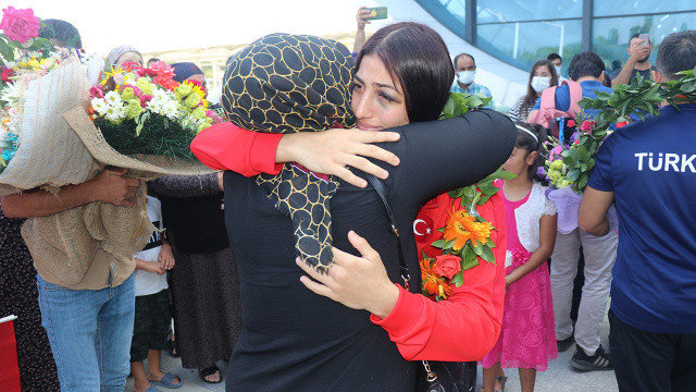 Milli güreşçi Elvira Kamaloğlu, Avrupa şampiyonu oldu