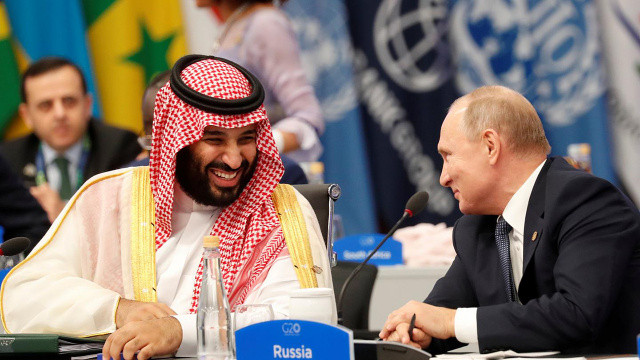 Putin ile Selman artan petrol fiyatlarını görüştü Putin ile Selman artan petrol fiyatlarını görüştü