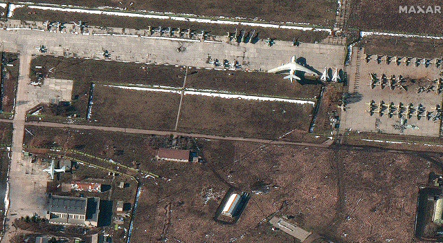 Putin’in yıkım ordusu 64 kilometrelik konvoyla Kiev sınırında durdu Putin’in yıkım ordusu 64 kilometrelik konvoyla Kiev sınırında durdu