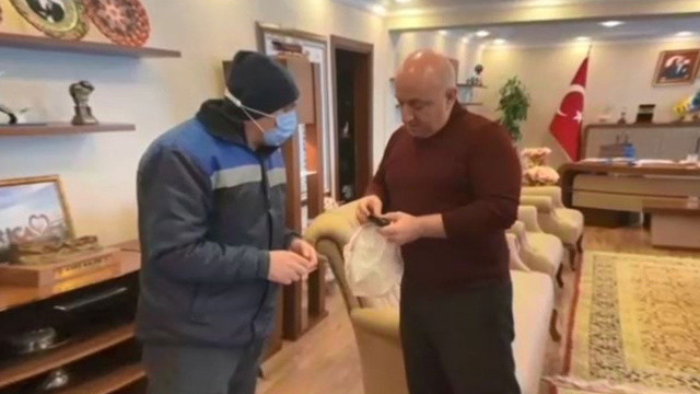 Temizlik işçisinden örnek davranış: Sokakta altın dolu cüzdan buldu, soluğu belediye başkanın yanında aldı Temizlik işçisinden örnek davranış: Sokakta altın dolu cüzdan buldu, soluğu belediye başkanın yanında aldı