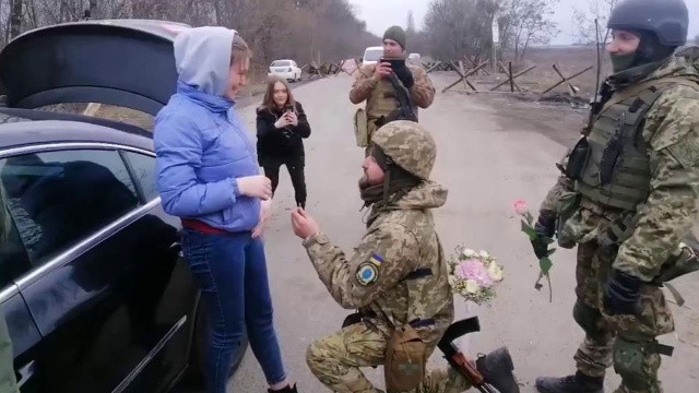 Ukrayna'da savaşın ortasında aşk: Askerden genç kadına unutulmaz sürpriz Ukrayna'da savaşın ortasında aşk: Askerden genç kadına unutulmaz sürpriz