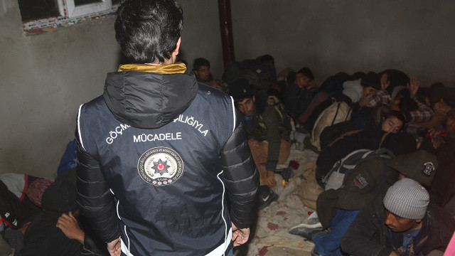 Van'da bir evden 33 göçmen çıktı Van'da bir evden 33 göçmen çıktı