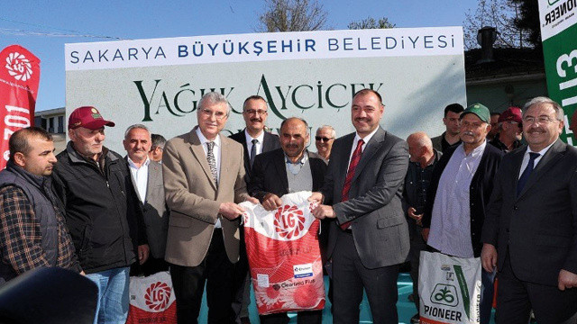 10 ton yağlık ayçiçeği tohumu çiftçilere dağıtıldı 10 ton yağlık ayçiçeği tohumu çiftçilere dağıtıldı