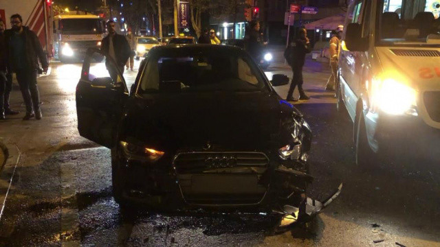 Bağdat Caddesi&#039;nde feci kaza: 3 kadın otomobilde sıkıştı