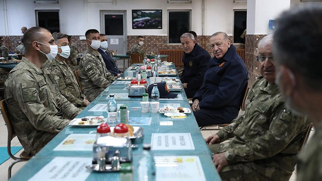 Cumhurbaşkanı Erdoğan Yüksekova&#039;da: Mehmetçiğe iftar sürprizi