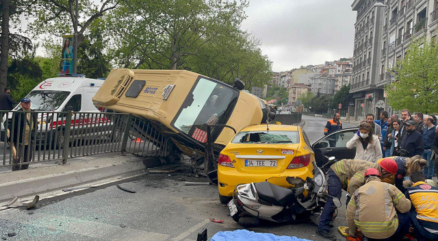 Eyüpsultan'da yolcu dolu minibüs taksiye çarptı: Yaralılar var Eyüpsultan'da yolcu dolu minibüs taksiye çarptı: Yaralılar var