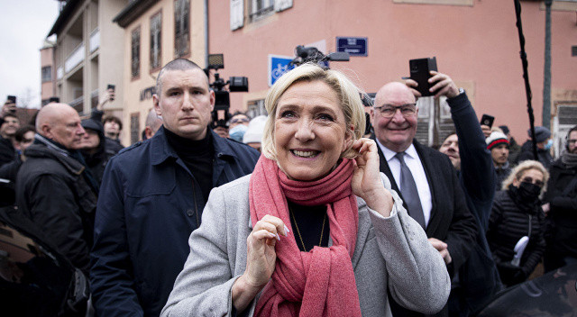 Fransız Le Pen'den tehlikeli vaat: Seçilirse başörtüsünü yasaklayacak Fransız Le Pen'den tehlikeli vaat: Seçilirse başörtüsünü yasaklayacak