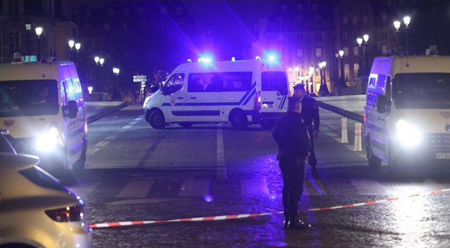 Fransız polisi ‘dur’ ihtarına uymayan araca ateş açtı Fransız polisi ‘dur’ ihtarına uymayan araca ateş açtı