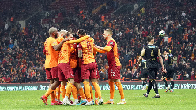 Galatasaray 2 dakikada 2 golle Malatya&#039;yı yendi