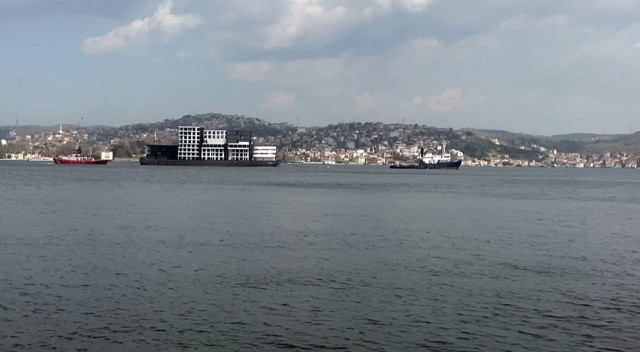 Gören dönüp bir daha baktı! Boğaz&#039;dan 8 katlı &#039;apartman&#039; geçti