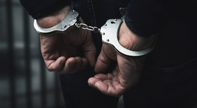 Hapis cezası vardı, polisin takibi sonucu otoparkta yakalandı Hapis cezası vardı, polisin takibi sonucu otoparkta yakalandı