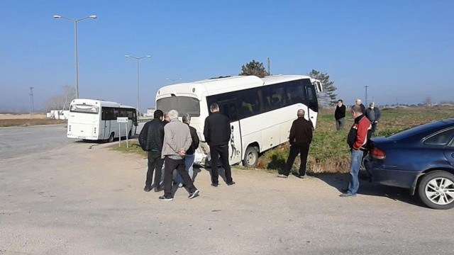 İki servis minibüsü çarpıştı: Yaralılar var İki servis minibüsü çarpıştı: Yaralılar var
