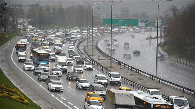 İstanbul&#039;da trafik felç, yoğunluk yüzde 80&#039;e ulaştı