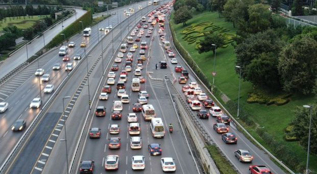 İstanbul&#039;da trafik yoğunluğu yaşanıyor
